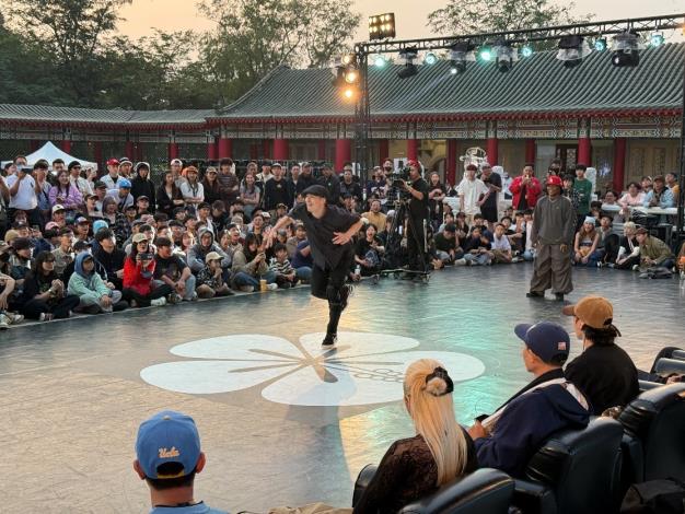 「過癮 ZeroOne 國際街舞賽事」16 強競賽於左營孔廟大成殿前登場，選手以 freestyle battle 單淘汰形式進行即興對決，在歷史文化場域中展現高超舞技，吸引大批民眾圍觀欣賞。