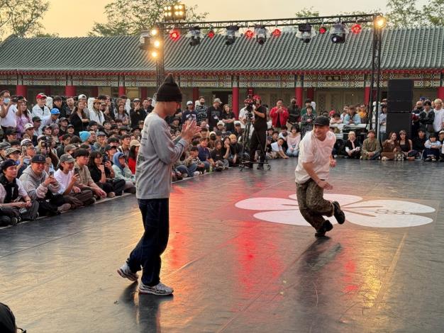 入圍「過癮 ZeroOne 國際街舞賽事」16 強的選手在左營孔廟大成殿前以 freestyle battle 單淘汰形式進行即興對決，吸引眾多觀眾駐足圍觀。