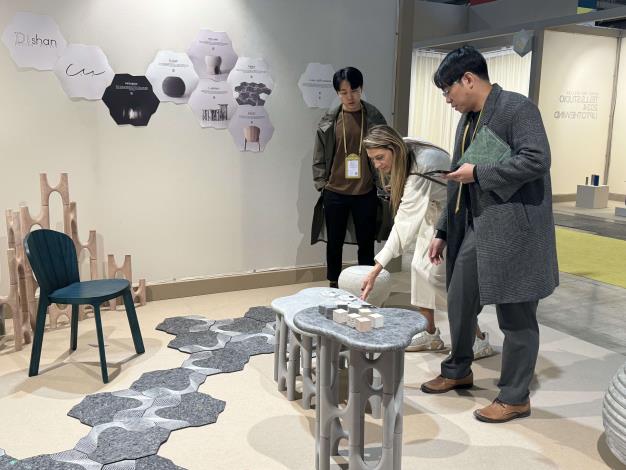 圖4.2024年受補助青創業者「遞嬗設計工作室」參加「義大利國際米蘭家具展」，展售使用循環材料及3D列印設計的家具產品。