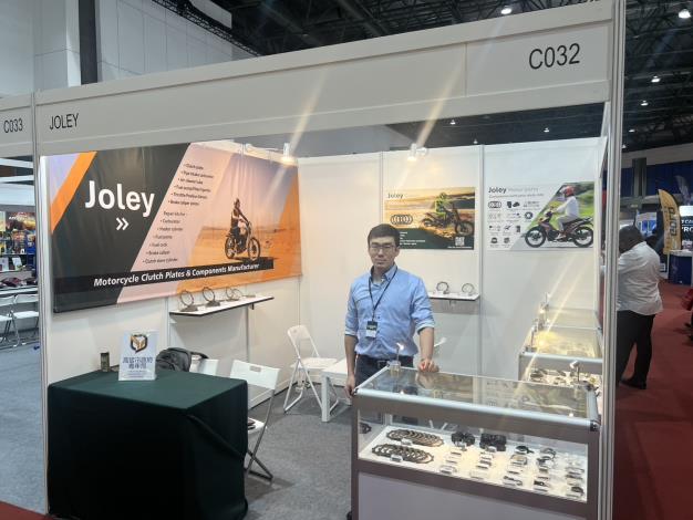 圖6. 2025年受補助青創業者「喬優力有限公司」參加馬來西亞「國際汽車零部件展覽會」，展示自行研發的機車離合器產品，並成功對接海外買家開啟國際知名度。