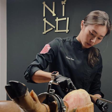 圖7.青創品牌「Nido Spanish Cuisine」聖誕檔期至12月31日提供限定伊比利火腿餐點，由Sonia現場擔任侍肉師切製，透過現切呈現火腿油脂香氣與層次風味。（圖片來源：業者提供）