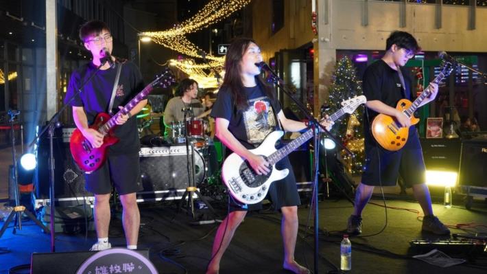 2. 高速青春培育樂團「津波 Tsunami」於「Merry Band Vibes街頭盛典」壓軸登場，高張力龐克節奏席捲全場，展現鮮明且直擊人心的舞台能量。