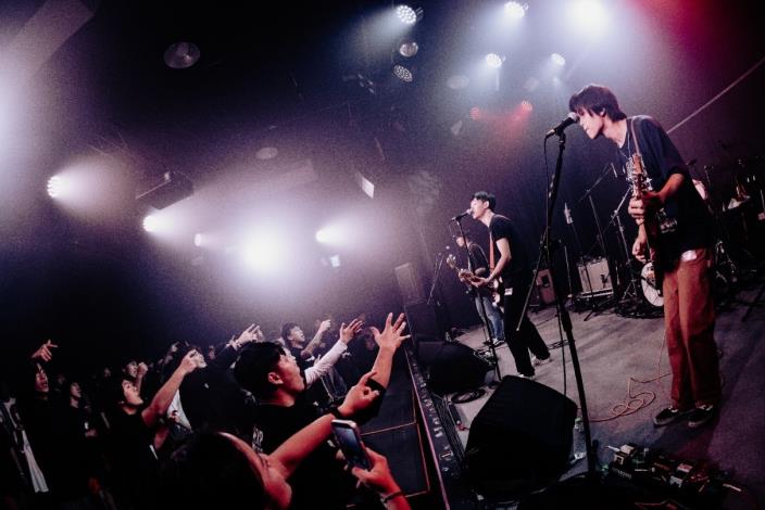 4.「BUTTER RIOT」擔任高速青春培育樂團「鯊魚娃娃機 TOYSHARK五週年專場」演出嘉賓，跨團合作展現高雄在地青年從青澀到成熟的蛻變與成長韌性。