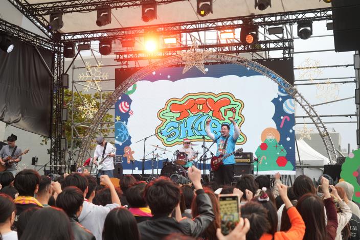 7. 聖誕節當天在高雄流行音樂中心舉行的「2025 高流聖誕趴 KMC XMAS」，「鯊魚娃娃機 TOYSHARK」以強烈節奏與穩健台風，將節日化為熱血沸騰的音樂饗宴（高雄流行音樂中心提供）。