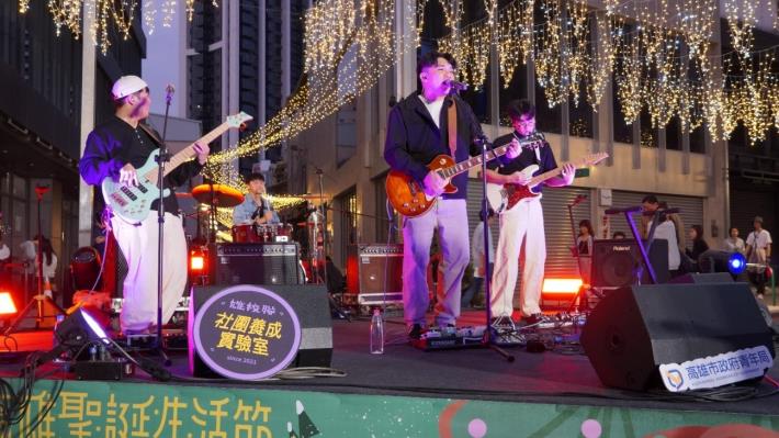 1. 「Merry Band Vibes街頭盛典」由高速青春培育樂團「聽聽就好 Just Listen」揭開序幕，以細膩詞曲與溫潤旋律訴說年輕世代的生活哲學。