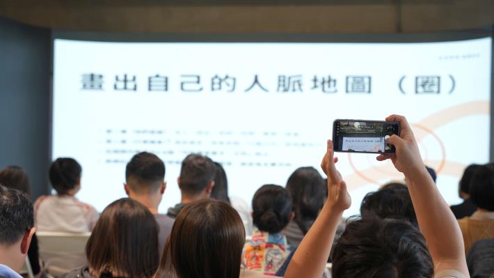圖2.「接案者的攻心提案術」學員小聚邀請仙貝映像導演何明昉分享11年接案經驗，透過實務案例與情境模擬，協助學員掌握提案策略與產業溝通重點。.JPG