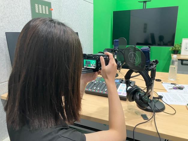 圖5. 青年局「K-TV高雄新媒體人才培育中心」提供專業 Podcast 錄音室與攝影器材，提供「行銷大師養成計畫」學員親自實作空間，累績創作能量。