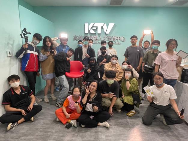 圖7. 「K-TV 高雄新媒體人才培育中心」打造高雄專屬的創作者孵化基地，自開辦以來已邁入第五屆，累計近千人報名、培訓近600名學員。圖為南臺科技大學黃瓊儀教師與同學前來新媒體中心參訪。