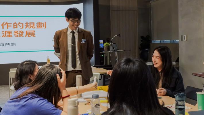圖1. 高市青年局透過「K-TV 高雄新媒體人才培育中心」規劃短影音與跨域新媒體實務課程，協助青年建立多元職涯能力，圖為「行銷大師養成計畫」課程，由講師海苔熊引導學員思考創作者的職涯發展方向。
