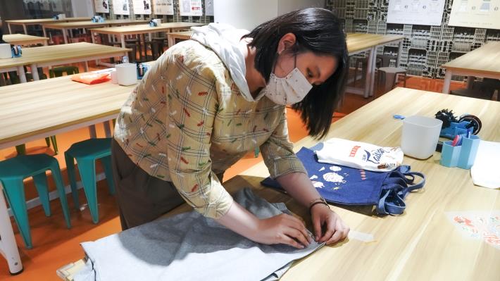 與「大港青年實習媒合計畫」的郭姓實習生在威齊織品的實習過程中，除接觸理貨與商品管理外，更深刻學習到如何將設計專業轉化為大眾語言。