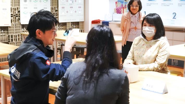 青年局長林楷軒（左一）與參與「大港青年實習媒合計畫」的郭姓實習生（右一）互動交流，了解實習期間的學習內容與心得。