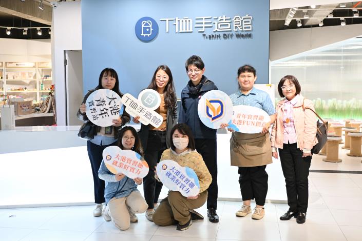 「威齊織品」李紫菱總經理（後排左二）、青年局長林楷軒（後排中）與郭姓實習生（前排右）合影，展現產官合作推動青年實習與在地人才培育成果。