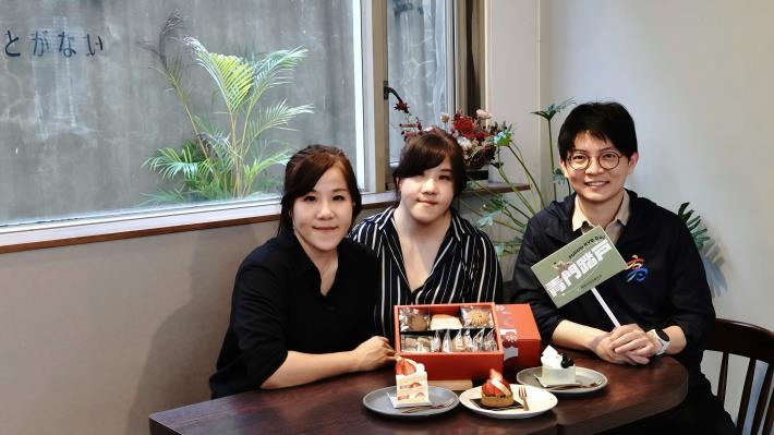 圖1. 青年局長林楷軒(右)參訪「Jumelles Pâtisserie 双蒔」， 並與負責人洪薏芬(左)、洪薏芳(中)姊妹交流創業心得。.JPG