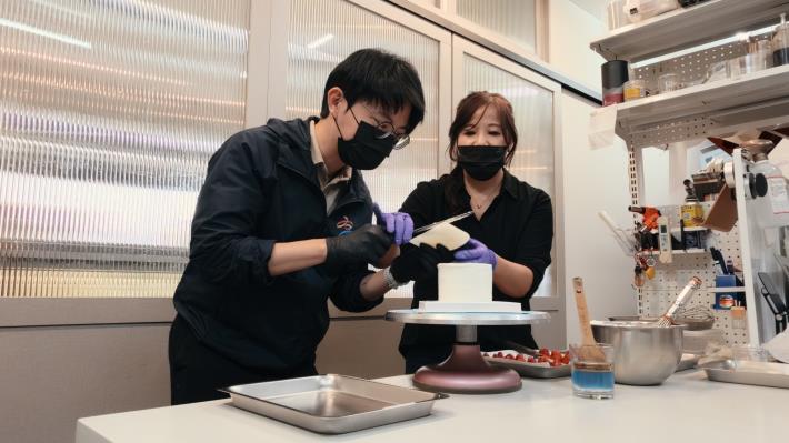 圖2. 青年局長林楷軒(左)在負責人洪薏芬(右)的指導下，體驗師承東京和菓子學校的甜點手藝。