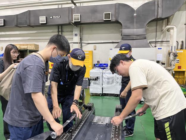 圖2.中山大學機械與機電工程學系參訪東台機械股，在工程人員指導下進行工具機關鍵結構件之組裝與校正，實地了解精密機械製造流程。