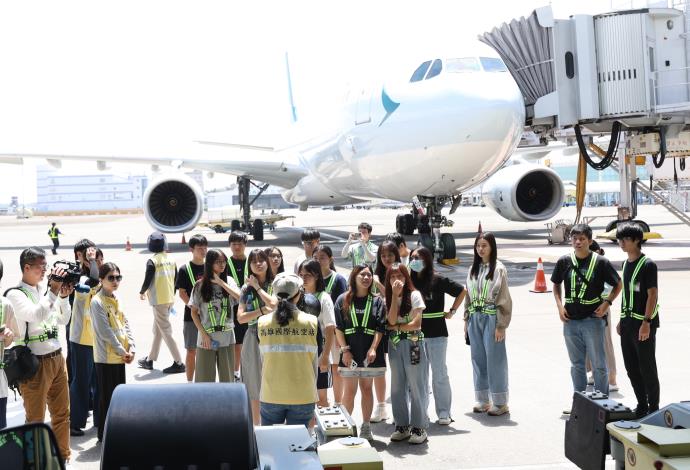 圖4. 青年局辦理職場體驗，安排學生走進高雄小港國際機場停機坪，由航管人員說明飛航安全及地勤作業流程，認識航空產業專業分工。