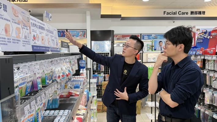 圖1、意恩醫研負責人趙育賢（左）向青年局長林楷軒（右）解說，如何引導民眾操作「HooLi空中護理站」智慧櫃位快速配對合適的傷口照護方案。.JPG