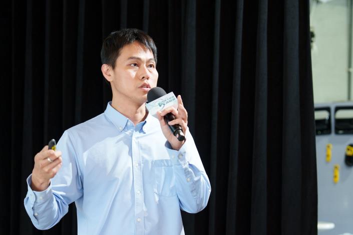 圖說3： 榮獲上屆「永續高雄：青年創業挑戰賽」冠軍的「恰口科研」創辦人柯志諭，以「百萬得主學長」身分出席北部說明會，向現場青創隊分享參賽歷程與備賽心法。