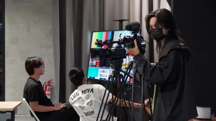 K-TV新媒體人才培育課程強調實作導向，學員在專業導師引導下進行設備操作，將課堂所學與內心創意轉化為精彩作品。
