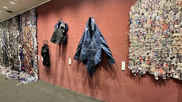 圖3. 懸掛於劇場空間中的面罩裝置、服裝與大型織物掛件，與表演藝術語境相呼應，讓作品營造出猶如被擷取的影像殘影以及尚未顯示的畫面痕跡。（余承倧提供）