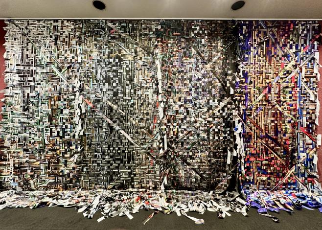 圖4. 展出作品《數位 × 身體 @ 座・高円寺》以大型織物掛件，將數位觀看擴展為空間尺度，並將人物、街景與舞蹈影像，轉譯為層層交錯的織紋，讓參觀者猶如身處影像構建的城市之中。（余承倧提供）