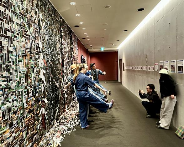 圖5.展覽作品將舞者身影作為素材，捕捉舞者的動作殘影、延遲與錯位，以呈現跨界張力。圖為舞者與展覽作品合影。（余承倧提供）