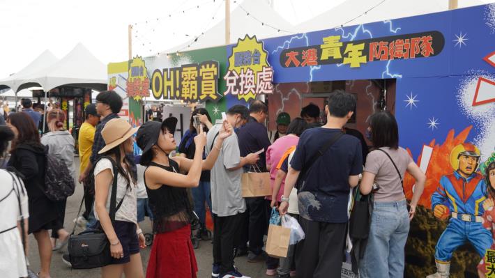 圖說4.「OH!霸賞」首日準備3,000份限量好禮，民眾踴躍參與，搶當機票得主。