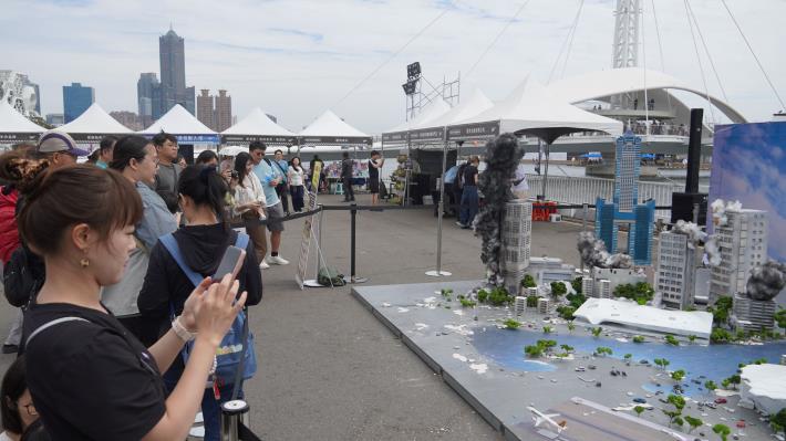 圖說2.「特攝微縮城市」今日首度亮相，精緻還原高雄城市地標，吸引大批民眾排隊合影。