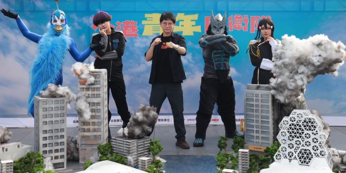 圖說1.「大港青年防衛隊」今（27）日於駁二藝術特區淺三碼頭熱力登場，青年局長林楷軒（中）親臨現場與民眾同歡，並與參觀微縮城市的COSPLAY民眾合影。