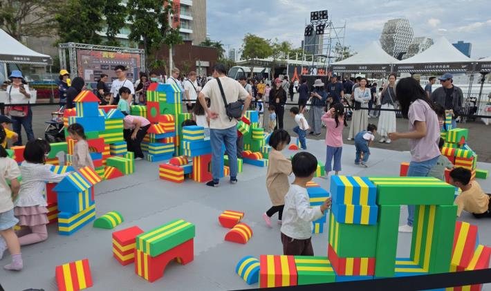 圖說3.大小朋友共同參與「城市積木任務」，並合力完成任務挑戰。