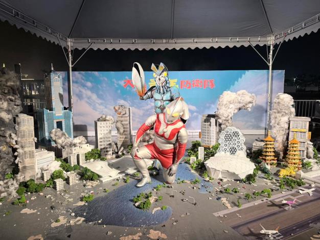 圖說1.「特攝微縮城市」以龍虎塔、85大樓等港都地標為創作元素，成為活動現場吸睛焦點，吸引眾多民眾與Cosplayer合影。（圖為台北知名Cos團隊授權青年局使用）