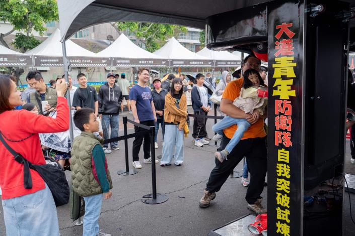 圖說8.大小朋友排隊挑戰「自我突破—英雄能量拳擊機」，場面充滿歡樂活力。