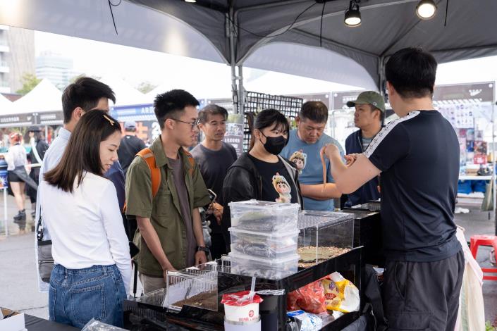 圖說7.民眾於「親子手作市集」中以實際消費支持青創品牌，並能馬上至「OH!霸賞」參加抽獎。