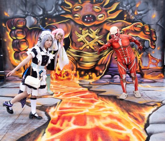 圖說9.現場裝扮精緻的Cosplayer於青年塗鴉藝術家「培特豬」傾力繪製的3D打卡牆前合影，與「大港青年防衛隊」主題相互呼應，成為活動熱門拍照亮點。