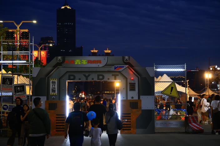 圖說10.「大港青年防衛隊」活動人潮與夜色相互映襯，不僅彰顯港灣之美，更呼應「跨域美學」的策展主軸。