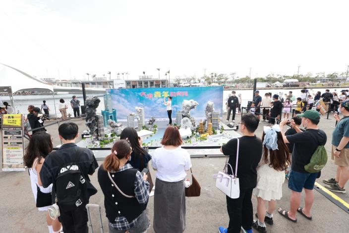 圖說3.以龍虎塔、85大樓等港都地標為創作元素的「特攝微縮城市」，吸引大批民眾圍觀拍照。