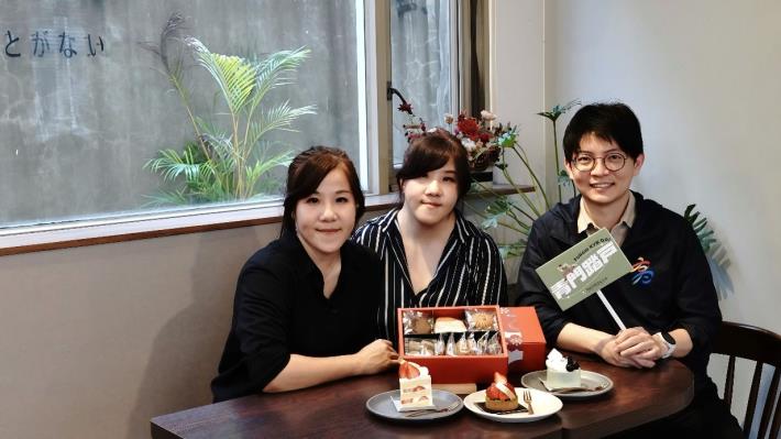 圖4.青年局長林楷軒(右) 參訪法式甜點品牌「Jumelles Pâtisserie 双蒔」， 並與負責人洪薏芬(左)、洪薏芳(中)姊妹交流品牌經營理念。
