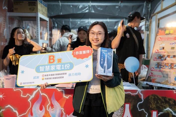圖說3.抽中智慧家電之民眾開心與獎品合影紀念!