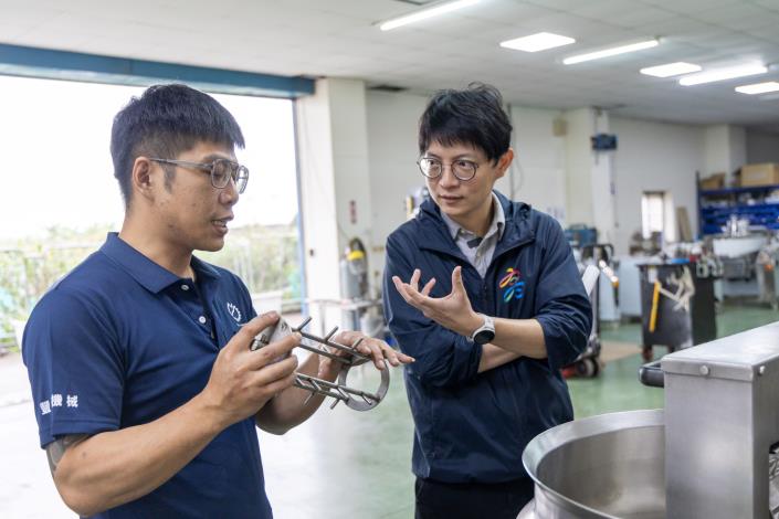 圖5. 青年局長林楷軒(右)日前參訪「豐城機械」，並與負責人謝永慧(左)交流食品加工設備製造流程與產業轉型現況。.JPG