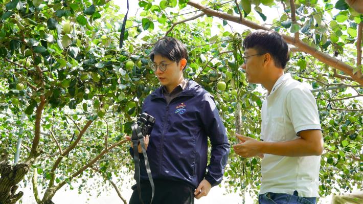 圖3、青年局長林楷軒（左）前往燕巢「靜園農場」實地參訪伊凌科技智慧農機實證場域，