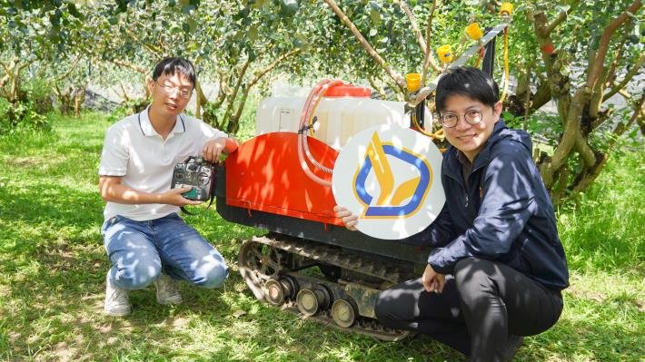 圖5、青年局長林楷軒(右)與伊凌科技許潪銘(左)合影留念，期許青年局未來將持續透過補助