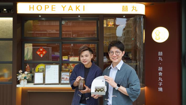 青年局長林楷軒(右)走訪青創品牌「囍丸」門市，肯定創辦人李佩縈（左）透過蔬食料理傳遞生活態度的品牌理念。