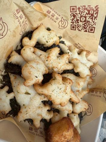 圖6. 參與「掠食者市集」的青創品牌「米思粿－純米製炸甜粿」推出恐龍造型蘿蔔粿，可愛造型吸引親子族群目光。