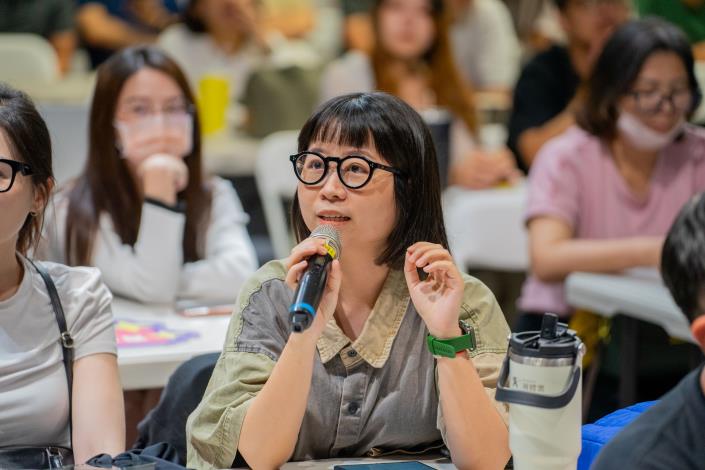 圖8.參與左營場次說明會的青年針對青創補助申請流程與審查重點踴躍提問交流，展現青年創業者的熱情與行動力。.JPG