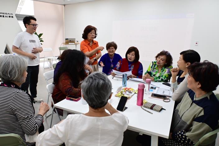 圖5. 地球星經青年局企業健診與導師輔導後，成功轉型為南部首創「樂齡AI學苑」，已帶領