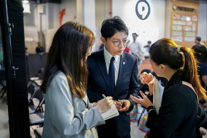 圖5. 青年局長林楷軒與日本熊本 XOSS POINT.深川杏樹於場域內深入對談，雙方針對臺日創業資源對接交換意見，並高度肯定高雄數位遊牧環境對國際人才的吸引力。.JPG
