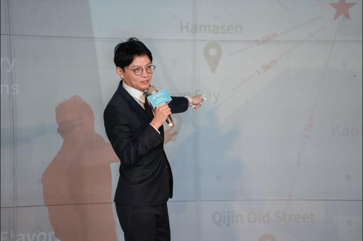 圖4. 青年局長林楷軒介紹高雄具備「山海河港」的獨特城市魅力與完善的創業配套資源，強調高雄已準備好接軌國際，成為擁抱國際人才的數位遊牧友善城市。.JPG