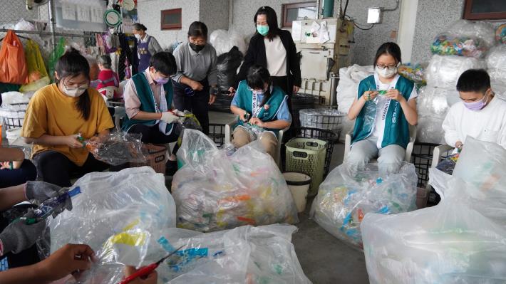 青年志工細心進行回收分類與整理作業，從實作中認識循環經濟與資源再生的價值。