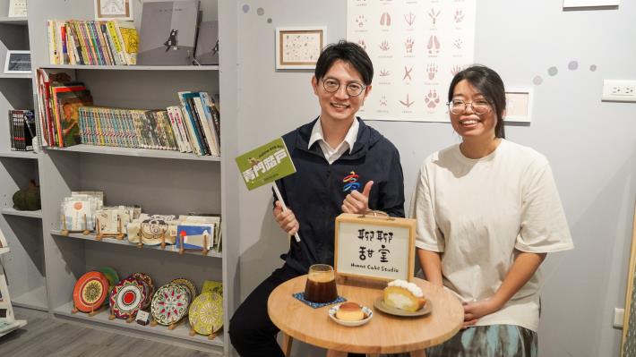 圖1. 青年局長林楷軒（左）前往新興區訪視青創店家「聊聊甜室」於今年2月開幕的新店面，並與負責人蘇安妮（右）交流創業歷程與品牌理念。