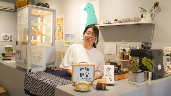 圖3. 「聊聊甜室」負責人蘇安妮在青年局「雄挺利」利息補貼的支持下，如願完成店面遷址，逐步朝「2.0」的創業理想邁進。